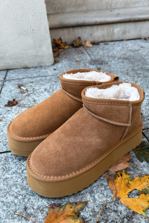 Zandkleurige schoenen met zwarte accenten en een dikke zool