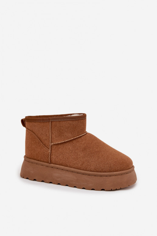 Zandkleurige schoenen met zwarte accenten en een dikke zool