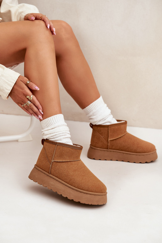 Zandkleurige schoenen met zwarte accenten en een dikke zool