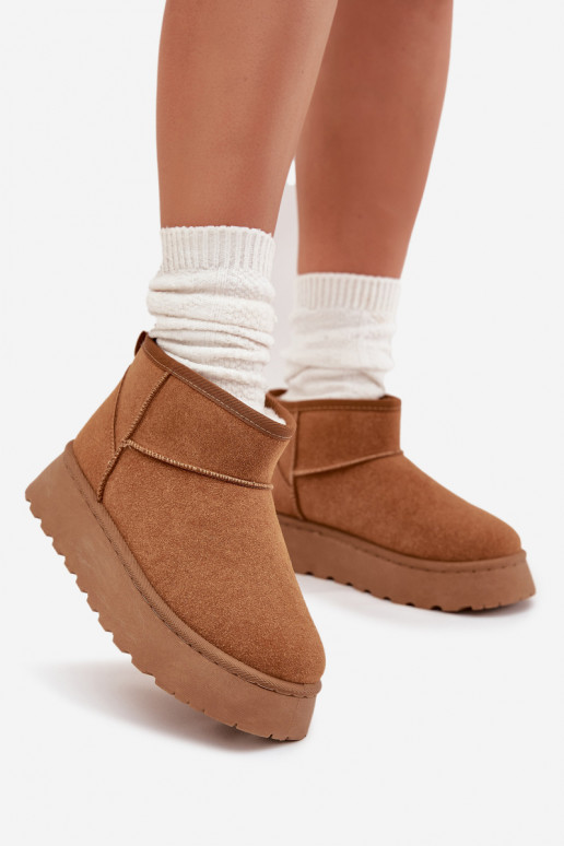 Zandkleurige schoenen met zwarte accenten en een dikke zool