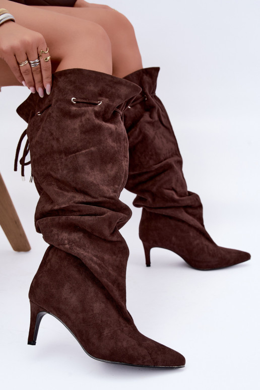 warme instapkniehoge laarzen met dunne hakken en stijlvolle details in chocolade kleur Tivelle