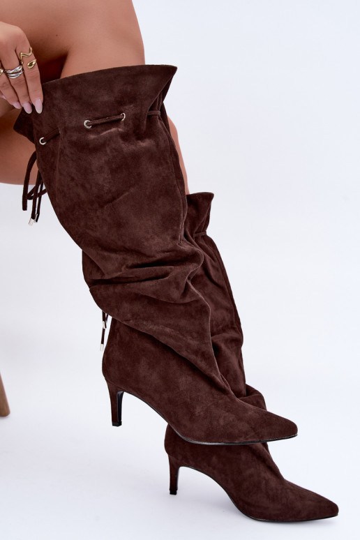 warme instapkniehoge laarzen met dunne hakken en stijlvolle details in chocolade kleur Tivelle