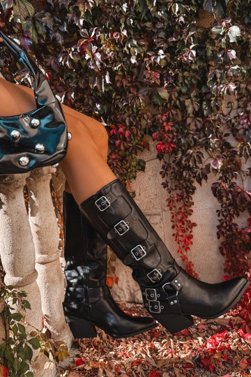 Kniehoge cowboylaarzen met hak en gespen in zwart faux leather Fivelle 2