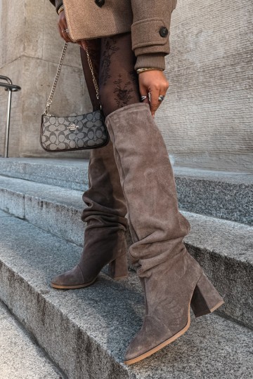 Warme gekreukte lange laarzen van faux suede met hakken in klei Zazoo 4228