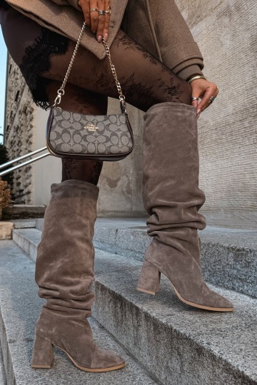 Warme gekreukte lange laarzen van faux suede met hakken in klei Zazoo 4228 2