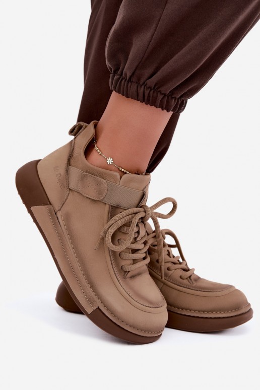 geïsoleerde enkellaarsjes van natuurlijk leer Lee Cooper LCJ-26-19-4603 in chaki kleur