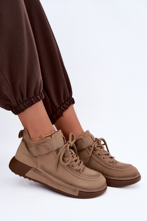 geïsoleerde enkellaarsjes van natuurlijk leer Lee Cooper LCJ-26-19-4603 in chaki kleur