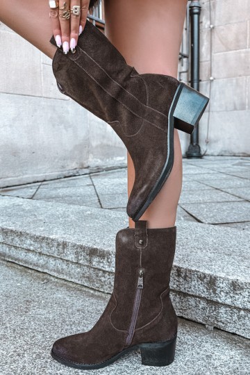 geïsoleerde cowboy-stijl enkellaarsjes met hakken Vinceza 133106 in chocolade 2