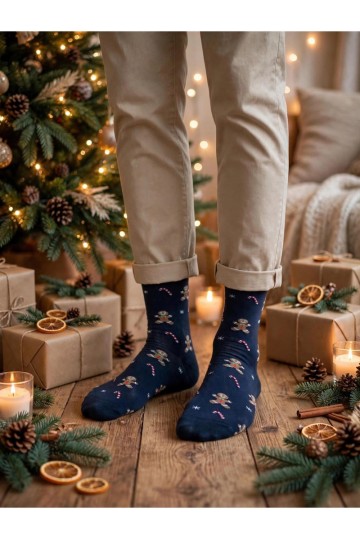 Heren sokken met kerst snoepstokken en koekjes in donkerblauw