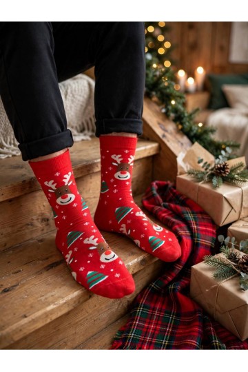 Heren sokken met glimlachende rendieren en kerstbomen in het rood
