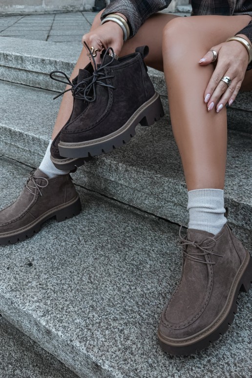 Gevlochten enkellaarsjes in faux suede zand Farella