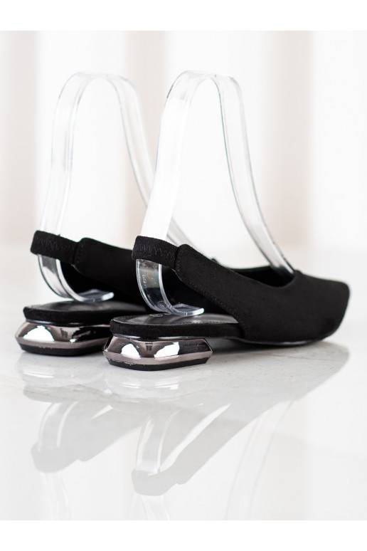 Zwarte laarsjes van een opvallend model Zwarte laarsjes van een opvallend model