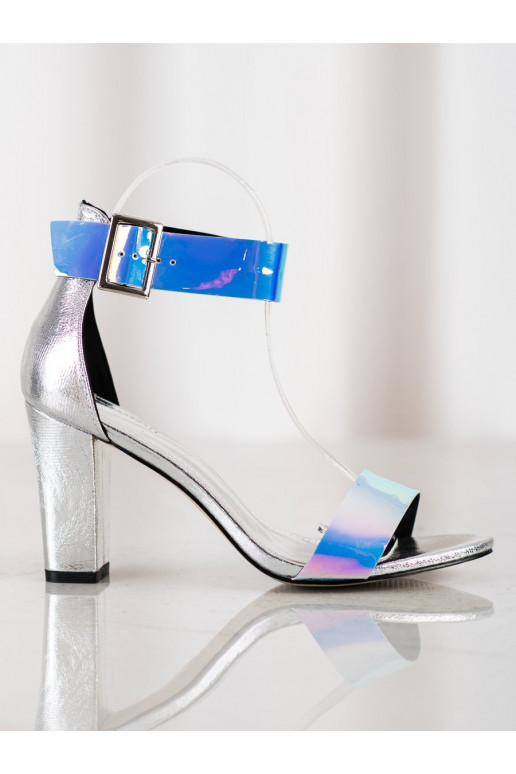 Sandalen met hak en glanzende details Sandalen met hak en glanzende details