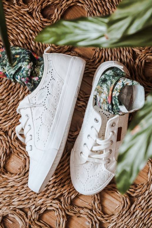 Witte sneakers met kantmotieven Witte sneakers met kantmotieven