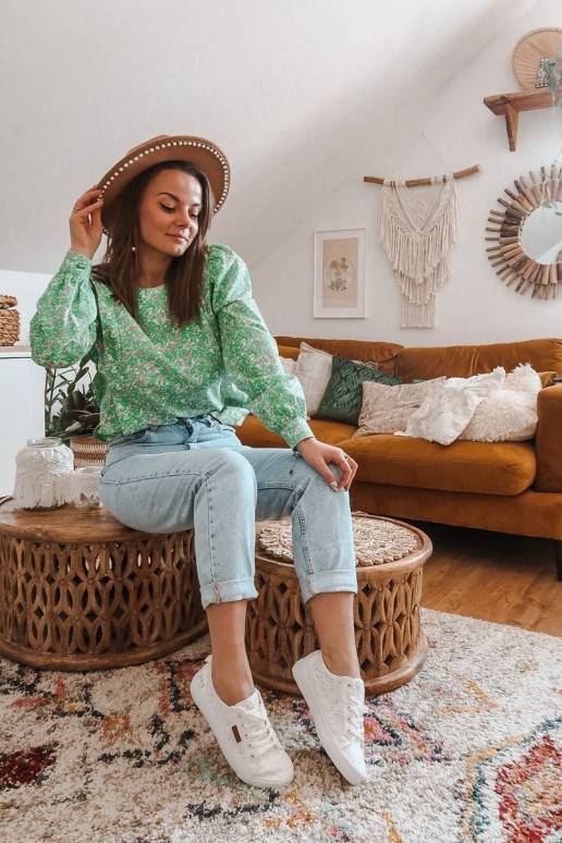 Witte sneakers met kantmotieven Witte sneakers met kantmotieven