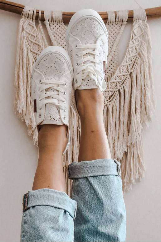 Witte sneakers met kantmotieven Witte sneakers met kantmotieven