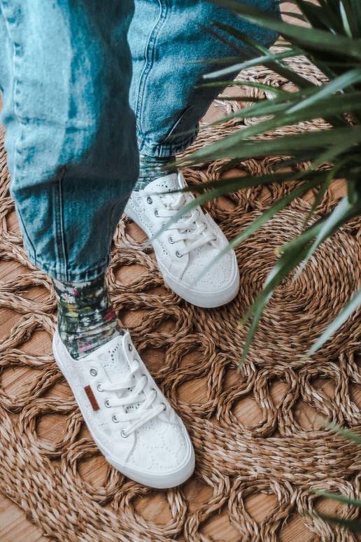 Witte sneakers met kantmotieven Witte sneakers met kantmotieven