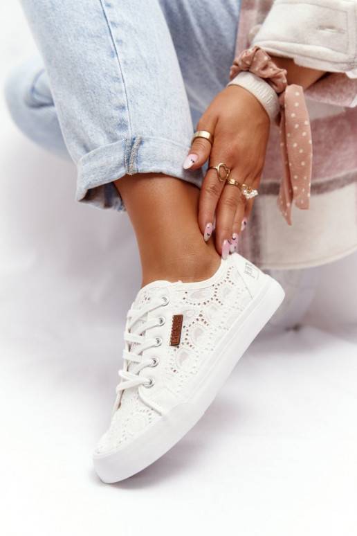 Witte sneakers met kantmotieven Witte sneakers met kantmotieven