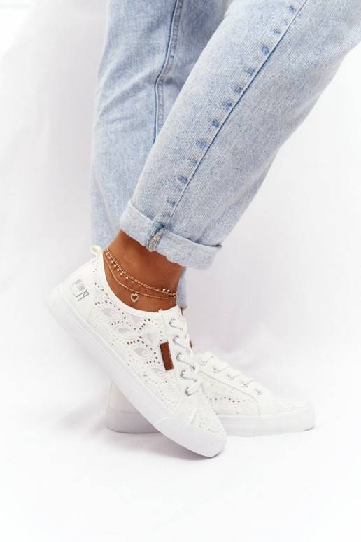 Witte sneakers met kantmotieven Witte sneakers met kantmotieven