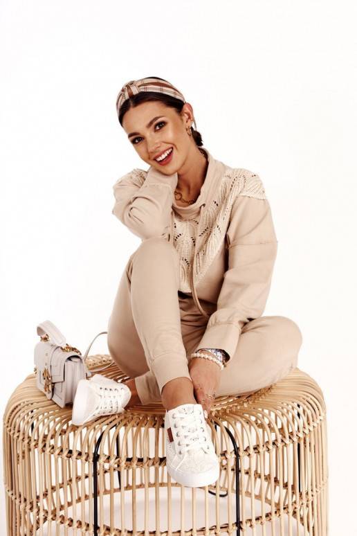 Witte sneakers met kantmotieven Witte sneakers met kantmotieven