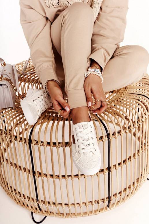 Witte sneakers met kantmotieven Witte sneakers met kantmotieven