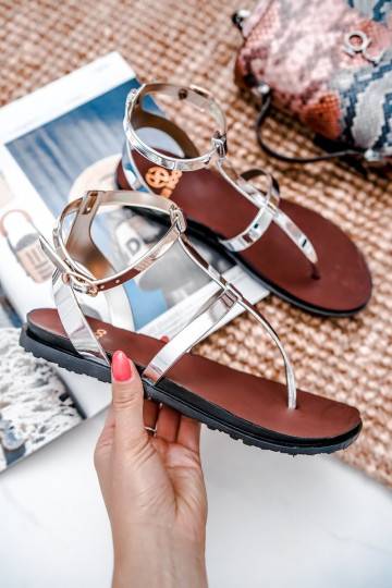 Zilverkleurige teensandalen...