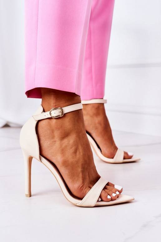 Sandaal in elegante stijl met dunne hak Sandaal in elegante stijl met dunne hak