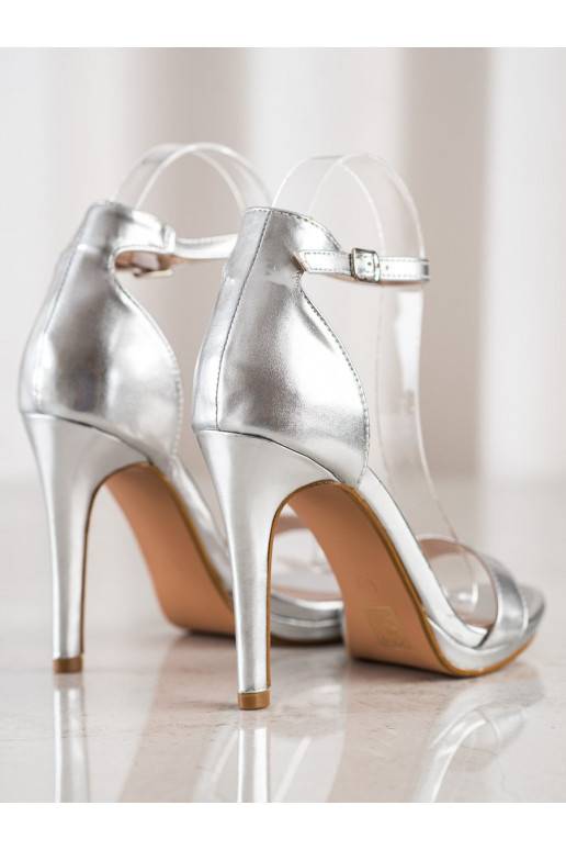 Sandalen van een klassiek model met... Sandalen van een klassiek model met...