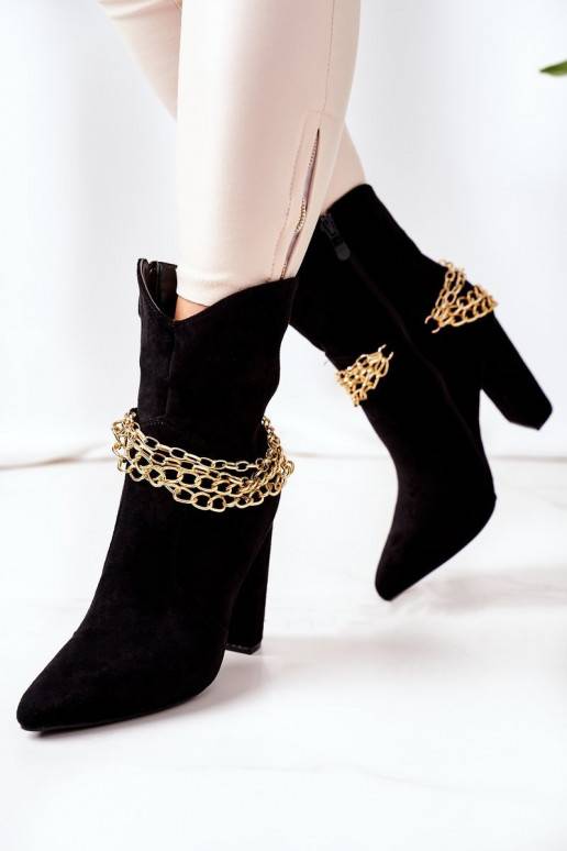 Verwarmde laarzen met hakken in het... Verwarmde laarzen met hakken in het...