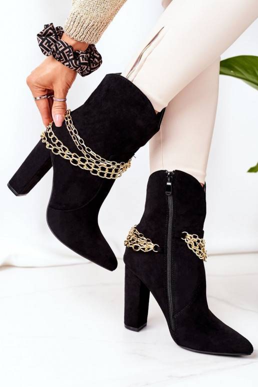 Verwarmde laarzen met hakken in het... Verwarmde laarzen met hakken in het...