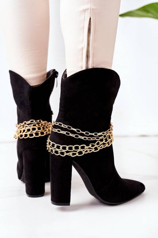 Verwarmde laarzen met hakken in het... Verwarmde laarzen met hakken in het...