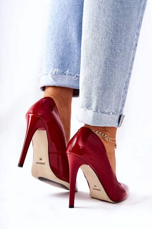 Schoenen met hoge hakken en puntige...