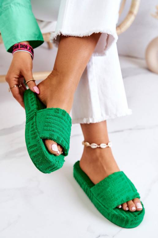 Slippers met platform in groene kleur... Slippers met platform in groene kleur...