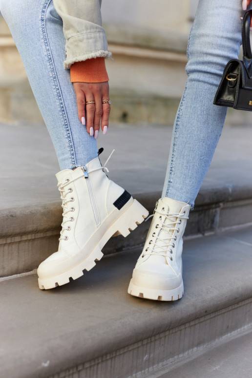 Dames enkellaarsjes in ivoorkleur Larina Dames enkellaarsjes in ivoorkleur Larina