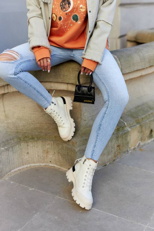 Dames enkellaarsjes in ivoorkleur Larina Dames enkellaarsjes in ivoorkleur Larina