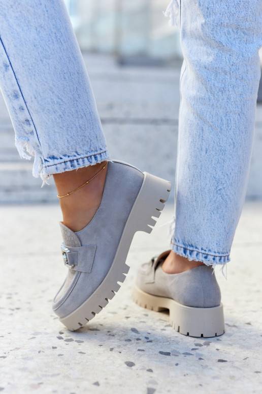 Modieuze schoenen gemaakt van suède...