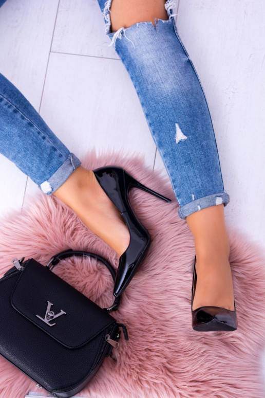 Schoenen met hoge hakken en puntige... Schoenen met hoge hakken en puntige...