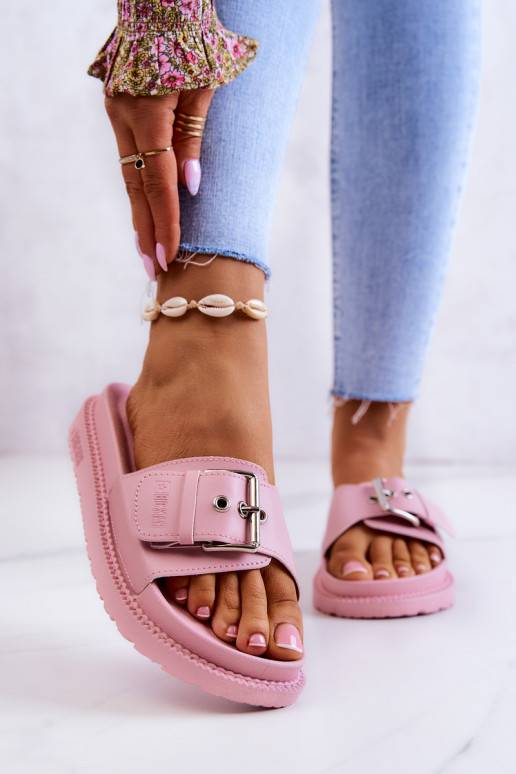 Klassiek model pantoffels met gespen... Klassiek model pantoffels met gespen...