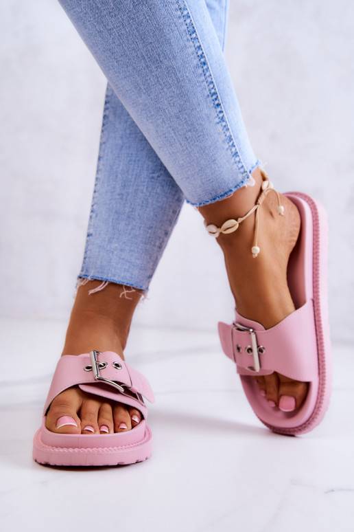 Klassiek model pantoffels met gespen... Klassiek model pantoffels met gespen...