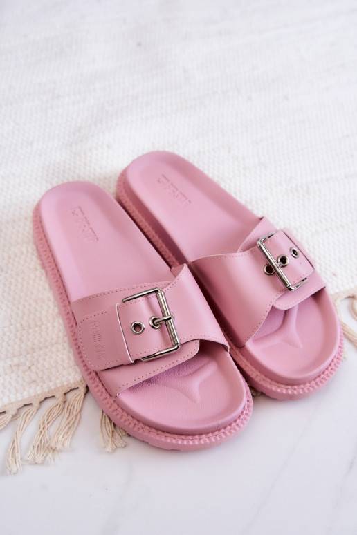 Klassiek model pantoffels met gespen... Klassiek model pantoffels met gespen...