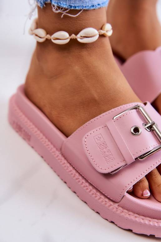 Klassiek model pantoffels met gespen... Klassiek model pantoffels met gespen...