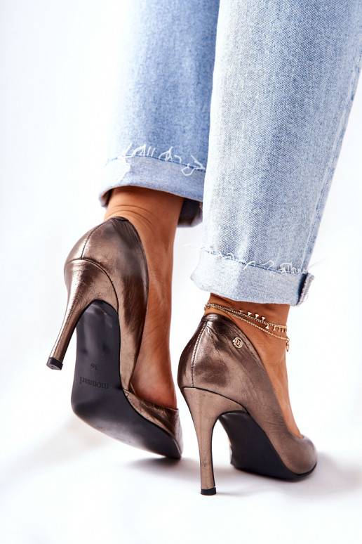 Schoenen met hoge hakken en puntige... Schoenen met hoge hakken en puntige...