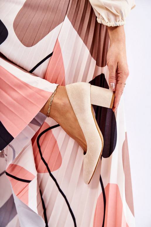 Klassiek model Suède schoenen met hak... Klassiek model Suède schoenen met hak...