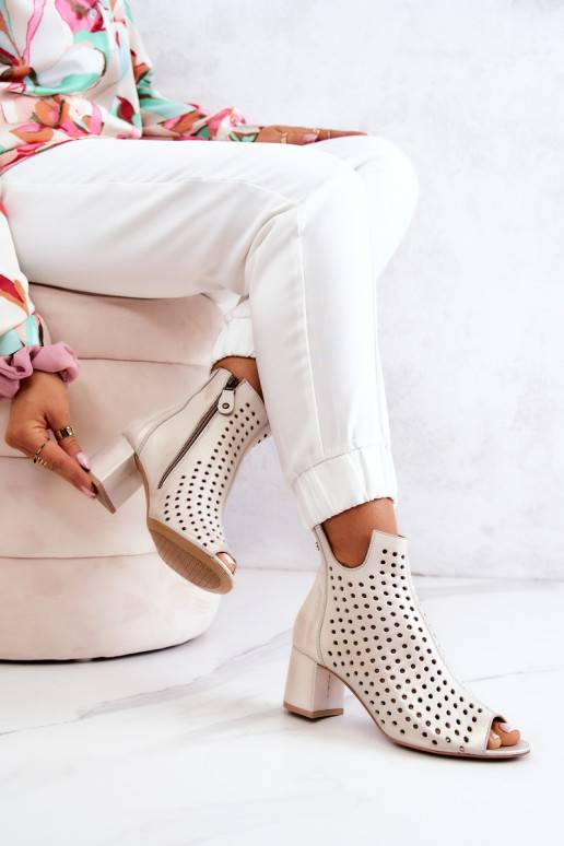 Opengewerkte beige laarzen Opengewerkte beige laarzen