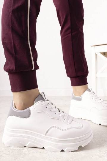 Witte sportschoenen