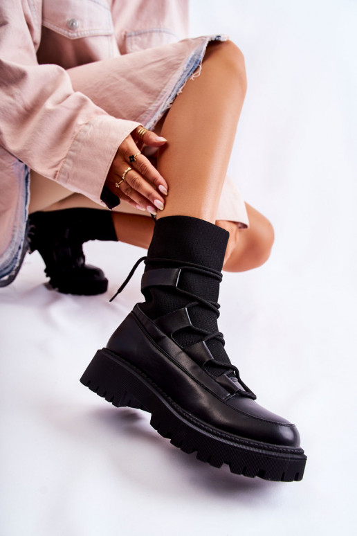 Zwarte massieve laarzen met een... Zwarte massieve laarzen met een...