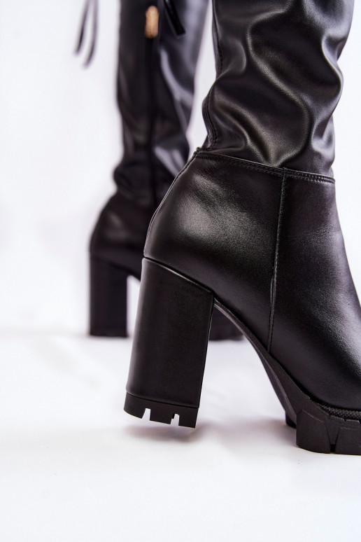 Zwarte lange schoenen met een... Zwarte lange schoenen met een...