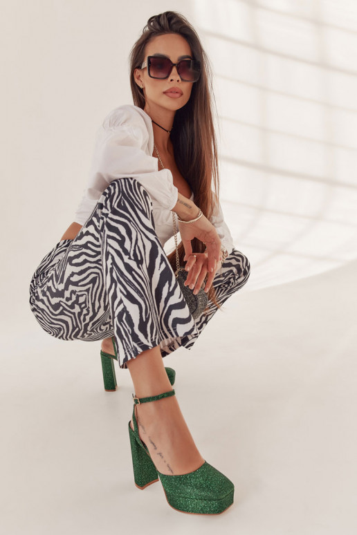 Glanzende schoenen met hoge hakken... Glanzende schoenen met hoge hakken...