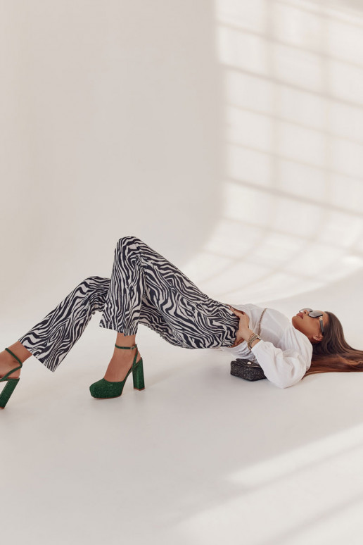 Glanzende schoenen met hoge hakken... Glanzende schoenen met hoge hakken...