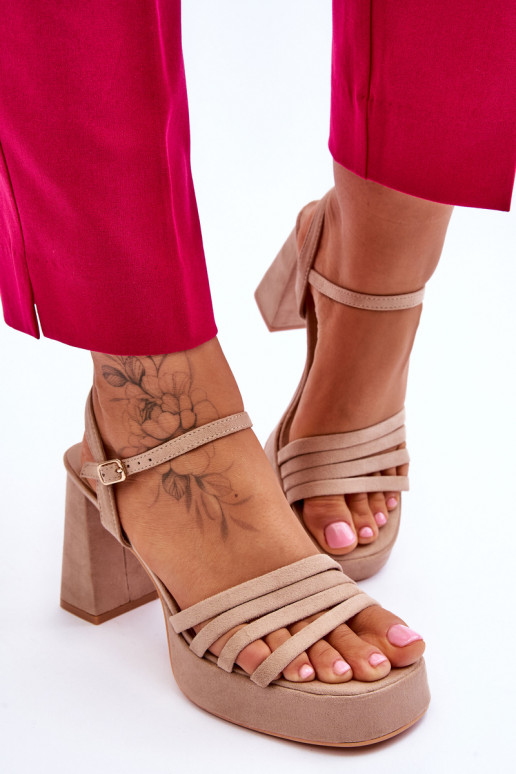 Suède sandalen met hoge hak en een... Suède sandalen met hoge hak en een...